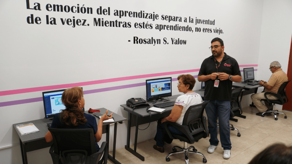Inclusión, capacitación y apoyo a las personas adultas mayores en OXXO y OXXO&nbsp;GAS